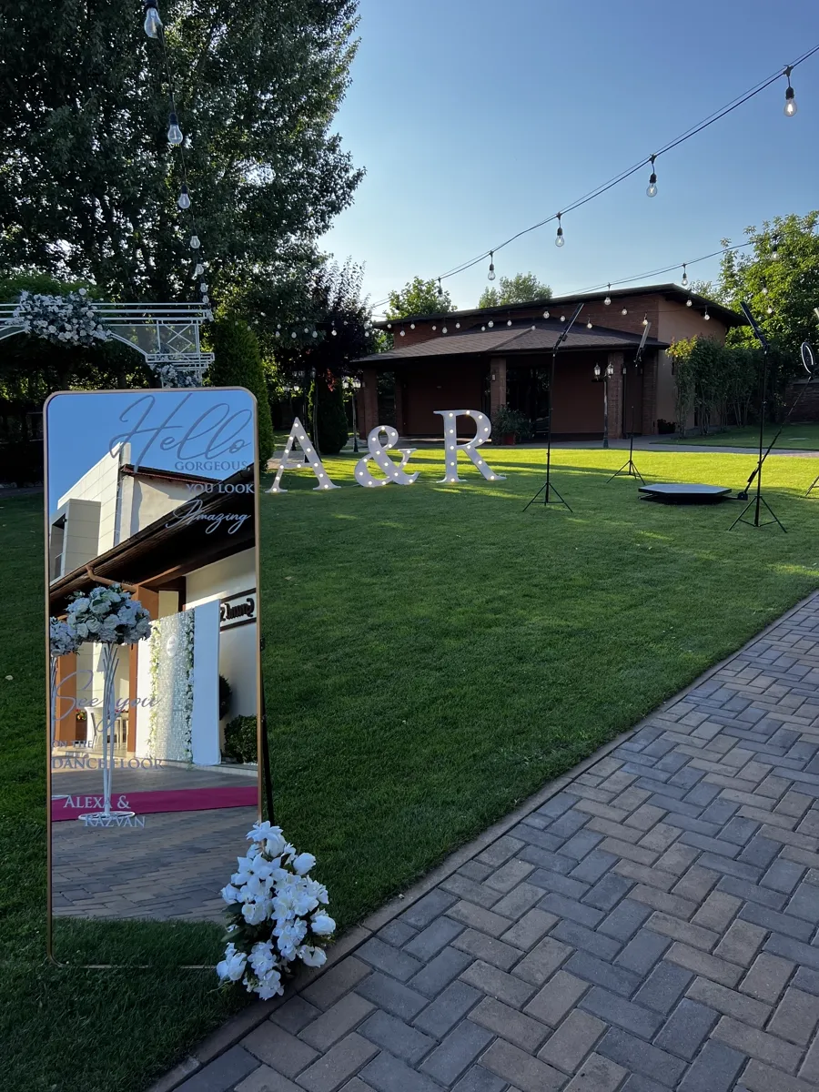 Litere volumetrice AR exterior nuntă grădină