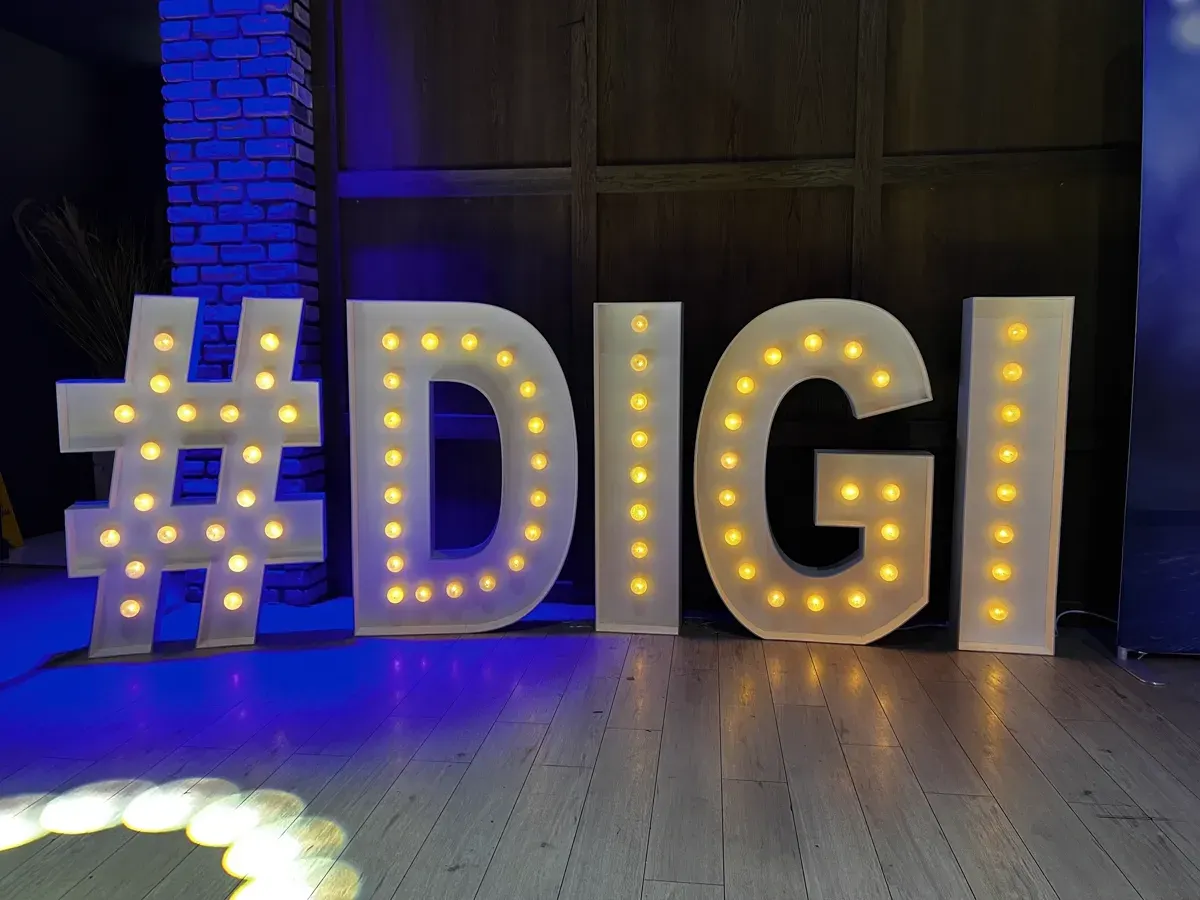 Litere volumetrice hashtag DIGI iluminate