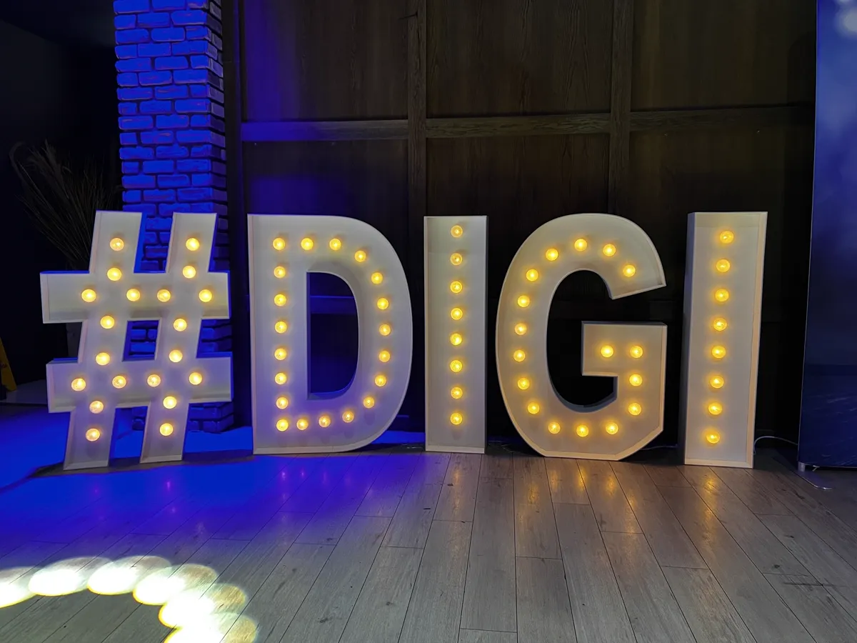 Litere volumetrice hashtag DIGI iluminate